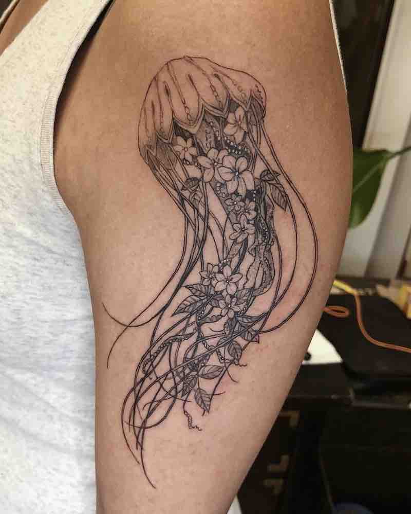 Una mujer con un tatuaje de medusa Una mujer con un tatuaje de medusa