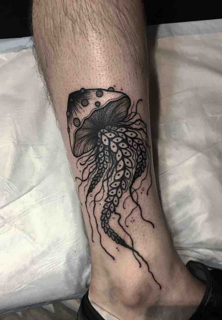 Mujer con un tatuaje de medusa Mujer con un tatuaje de medusa
