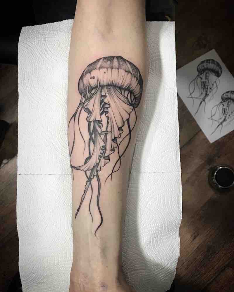 Un hombre con un tatuaje de medusa Un hombre con un tatuaje de medusa