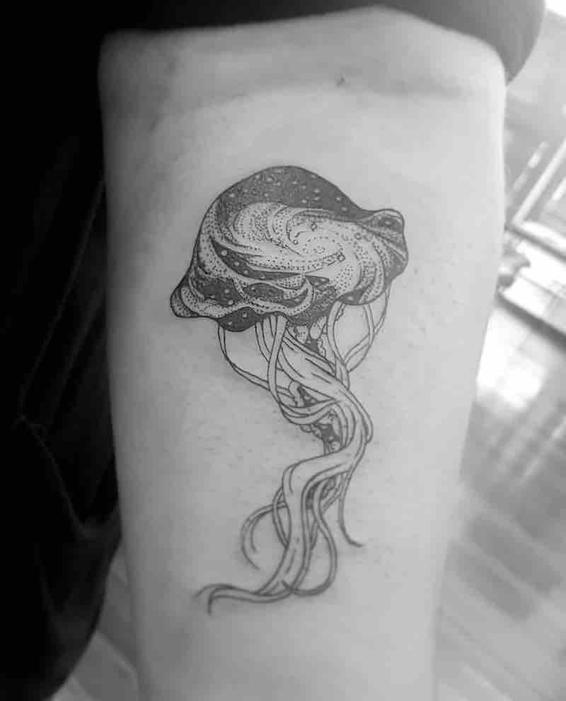 Un tatuaje de medusa moderno Un tatuaje de medusa moderno