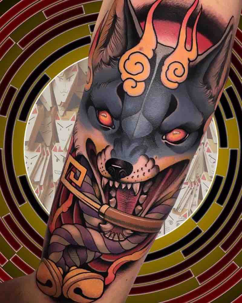Mujer con un tatuaje de zorro Mujer con un tatuaje de zorro