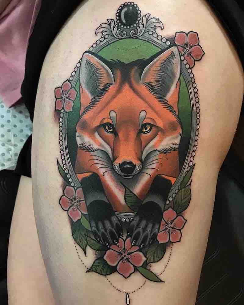 Hombre con tatuaje de zorro Hombre con tatuaje de zorro