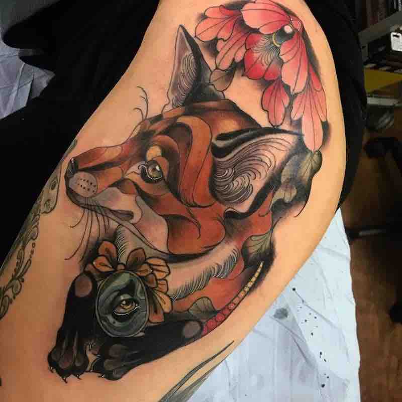 Persona con un tatuaje de zorro Persona con un tatuaje de zorro