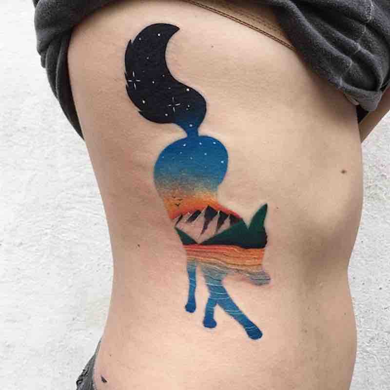 Una mujer con un tatuaje de zorro Una mujer con un tatuaje de zorro