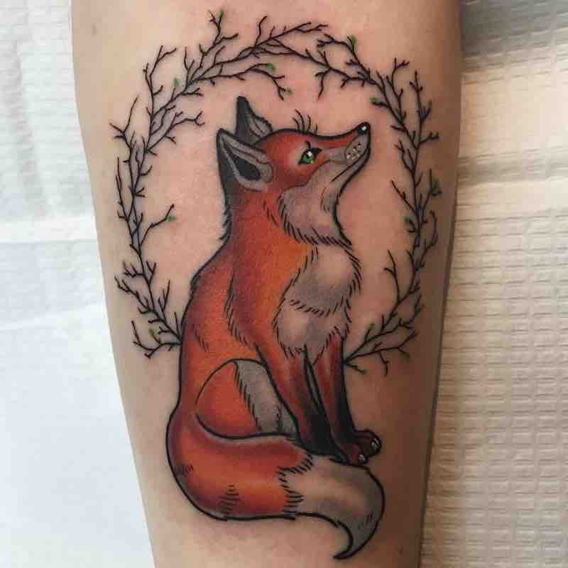 Mujer con un tatuaje de zorro