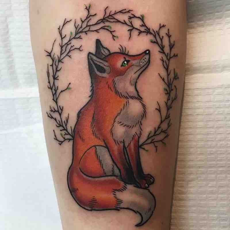 Mujer con un tatuaje de zorro Mujer con un tatuaje de zorro