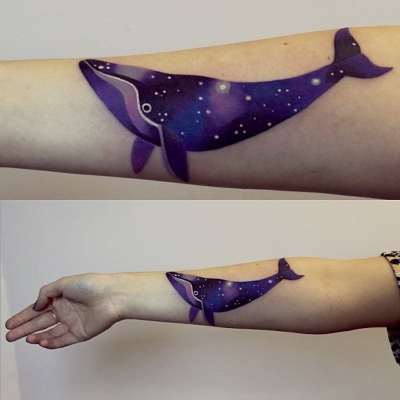 Hombre con tatuaje de ballena Hombre con tatuaje de ballena