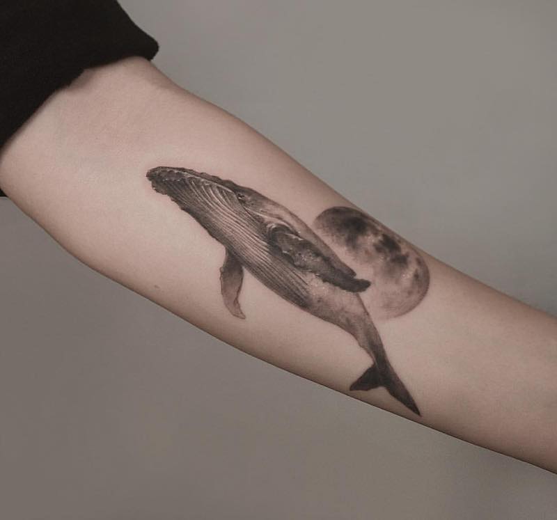 Un hombre con un tatuaje de ballena Un hombre con un tatuaje de ballena