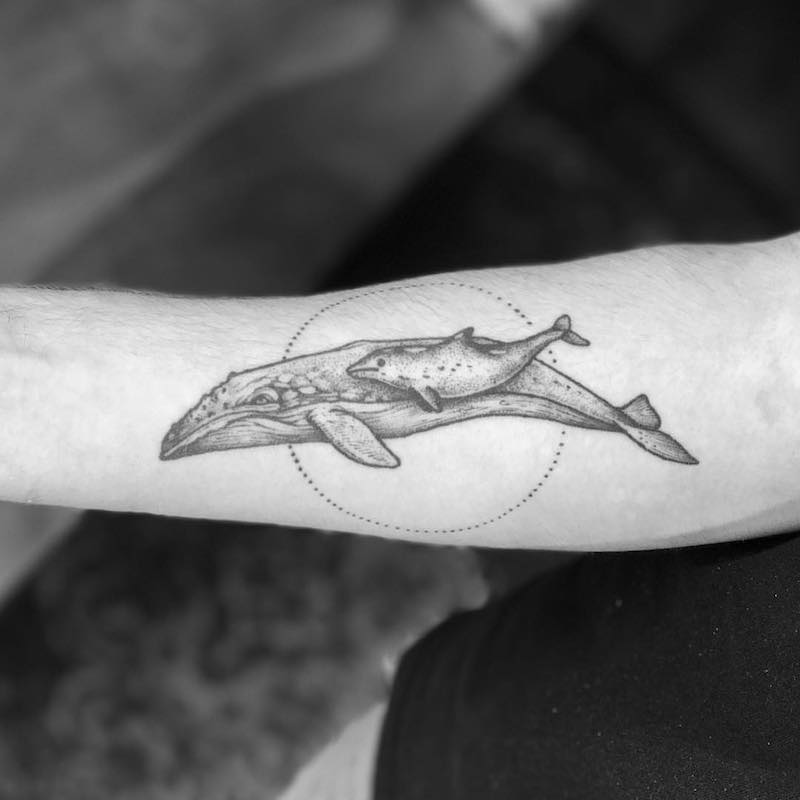 Mujer con un tatuaje de ballena Mujer con un tatuaje de ballena