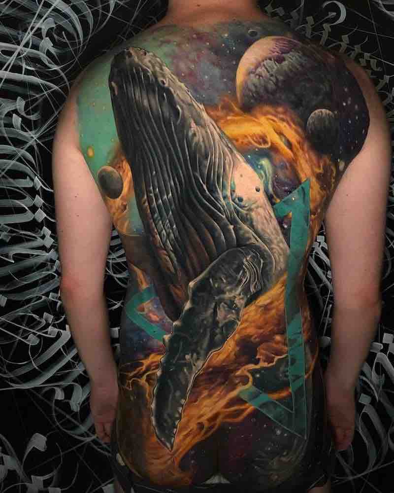 Mujer con un tatuaje de ballena Mujer con un tatuaje de ballena