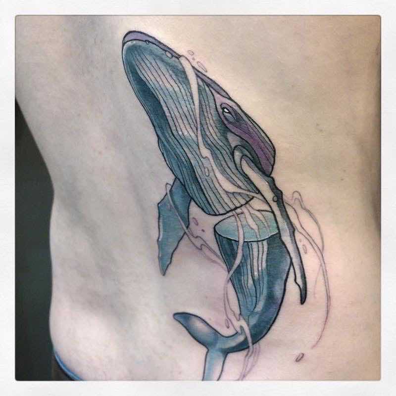 Una mujer con un tatuaje de ballena Una mujer con un tatuaje de ballena