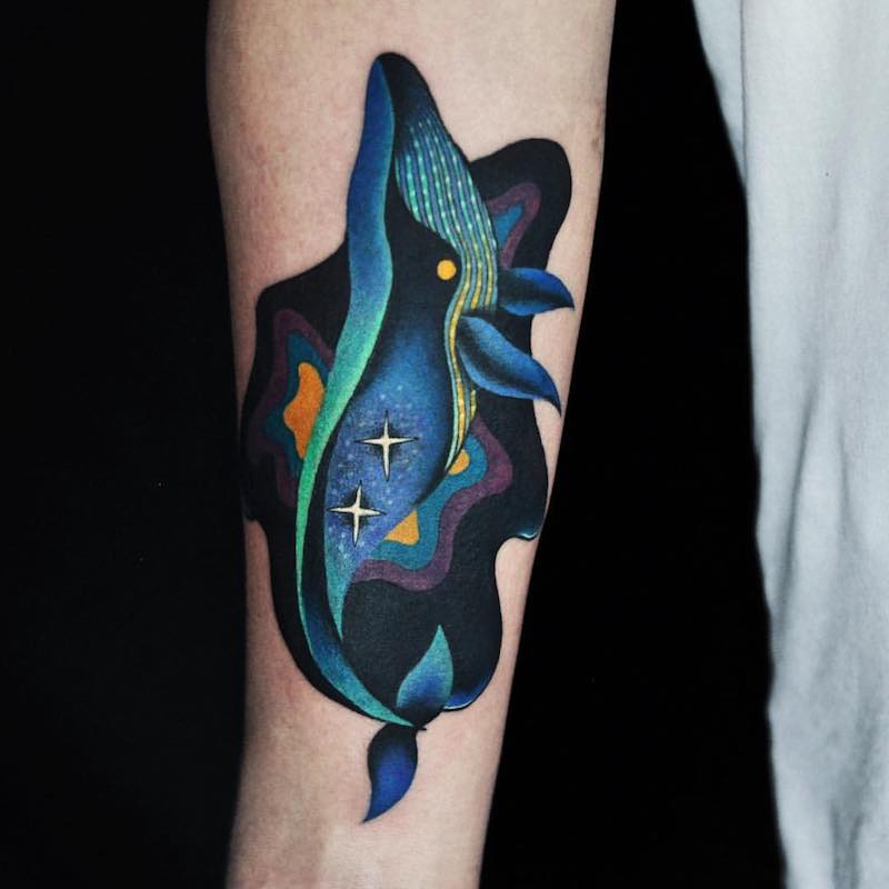 Hombre con tatuaje de ballena Hombre con tatuaje de ballena