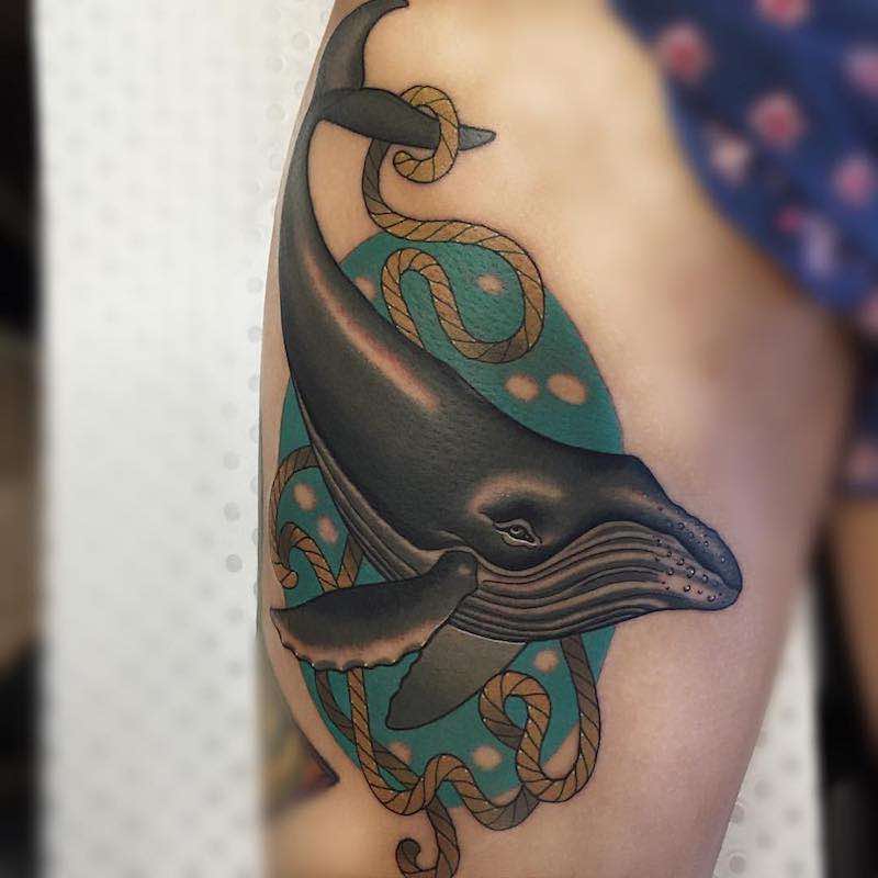 Mujer con un tatuaje de ballena Mujer con un tatuaje de ballena