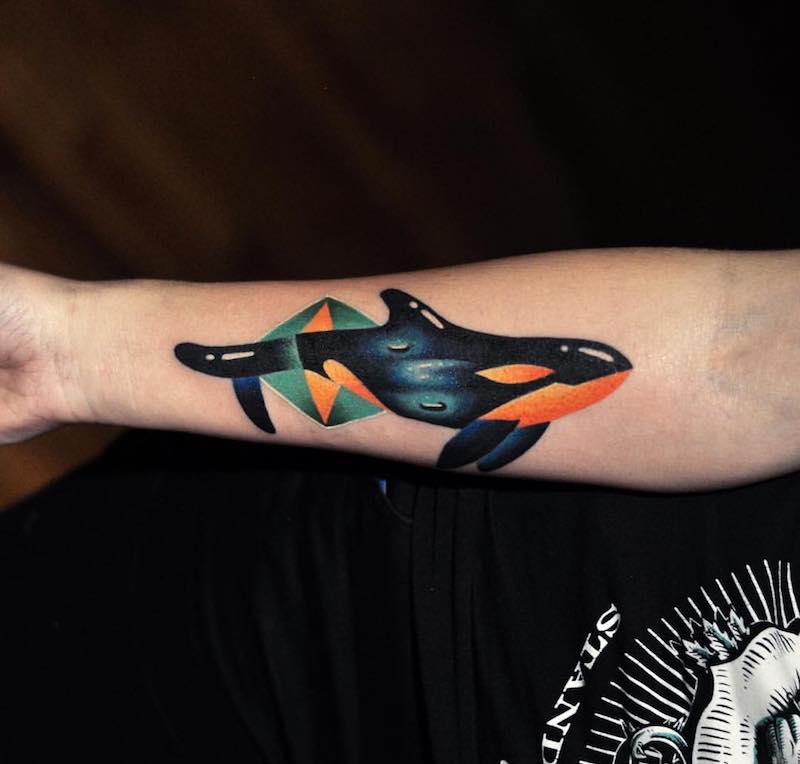 Mujer con un tatuaje de ballena Mujer con un tatuaje de ballena