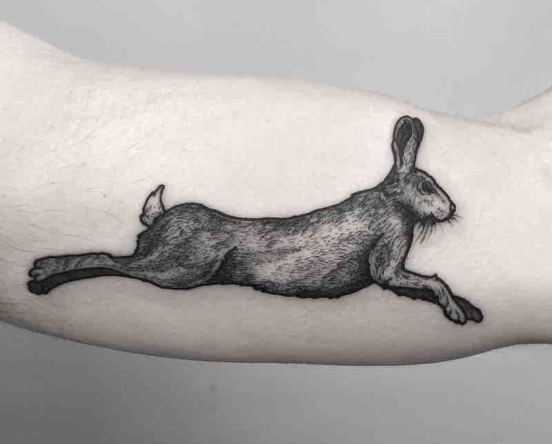 Persona con un tatuaje de conejo Persona con un tatuaje de conejo