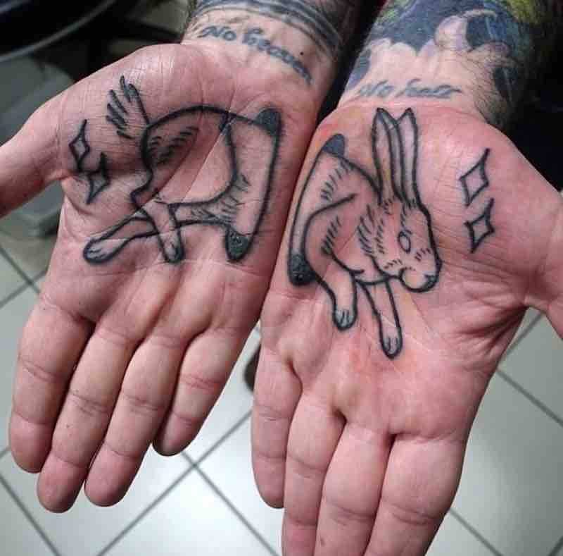 Persona con un tatuaje de conejo Persona con un tatuaje de conejo