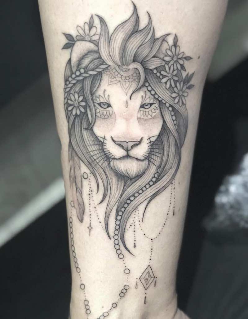 Mujer con un tatuaje de león Mujer con un tatuaje de león