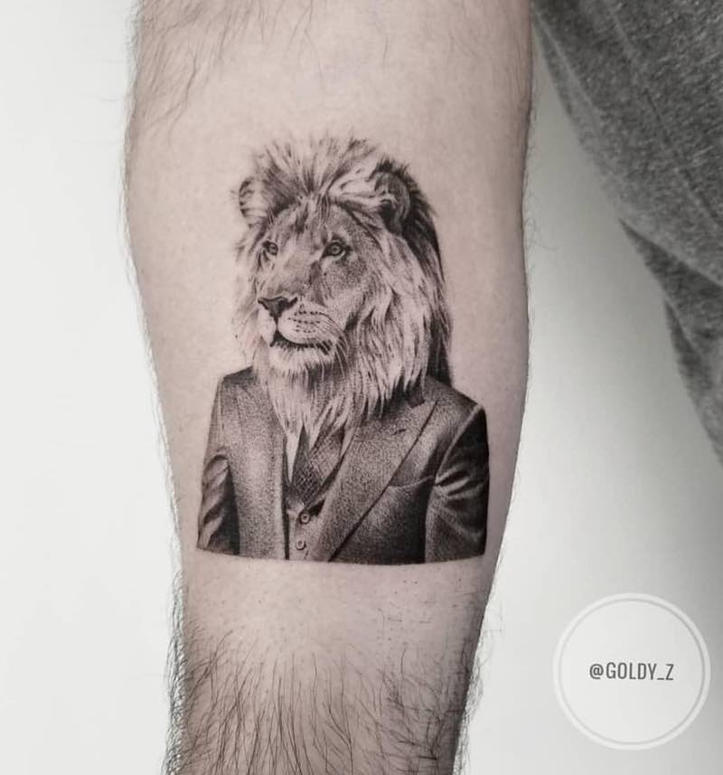 una persona con un tatuaje de león una persona con un tatuaje de león