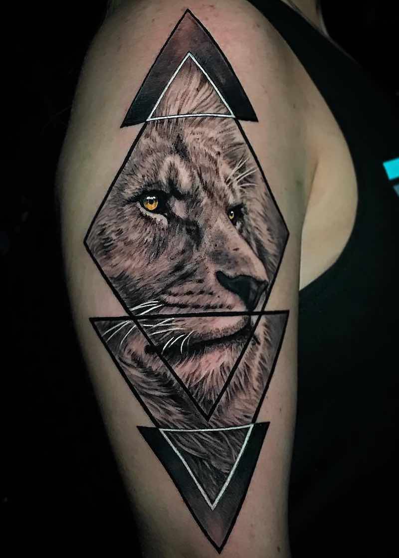 Mujer con tatuaje de león Mujer con tatuaje de león