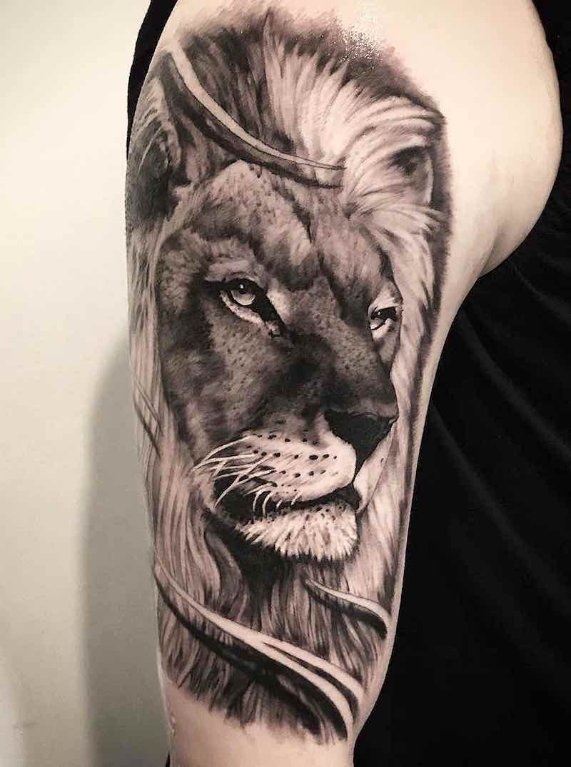 Hombre con tatuaje de león Hombre con tatuaje de león