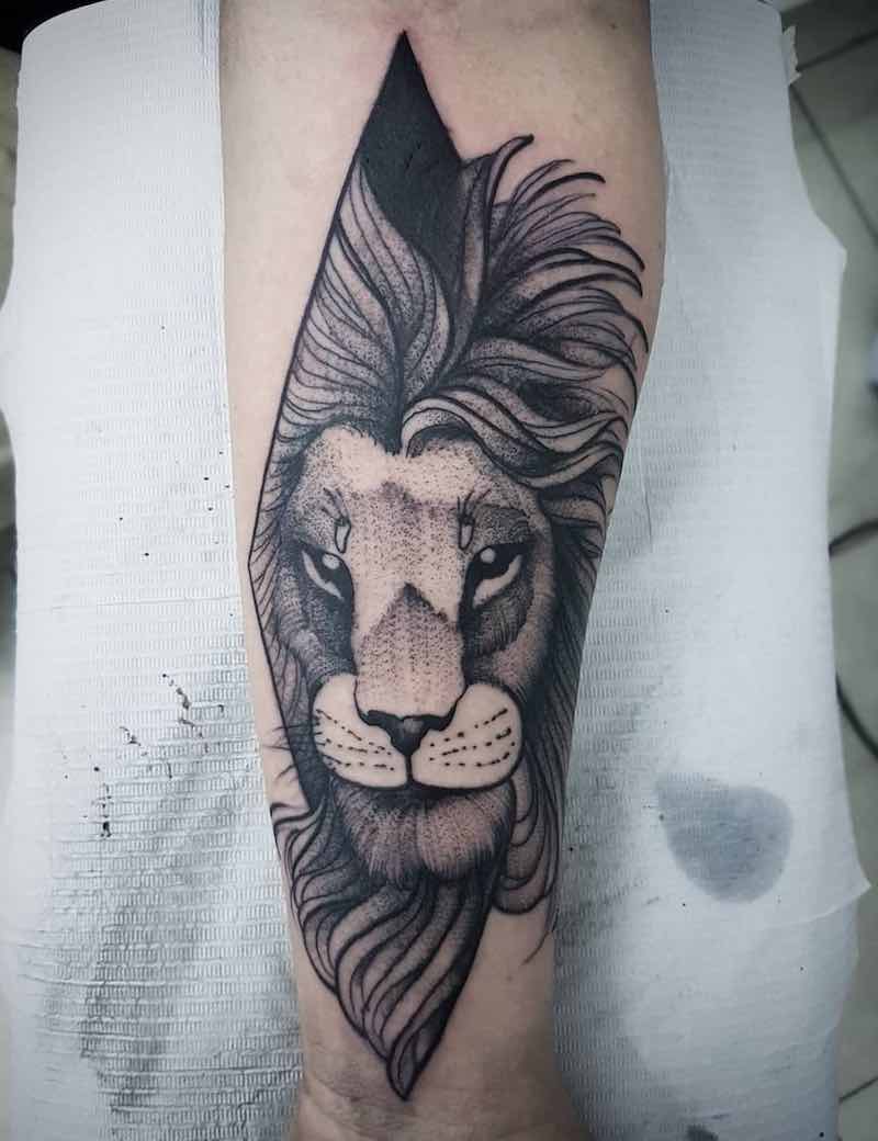 Una mujer con un tatuaje de león Una mujer con un tatuaje de león