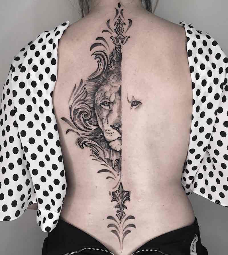 Hombre con tatuaje de león Hombre con tatuaje de león
