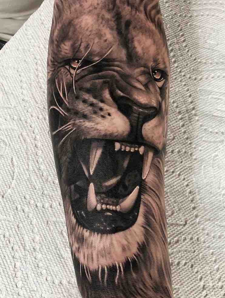 Un tatuaje de león de este año Un tatuaje de león de este año