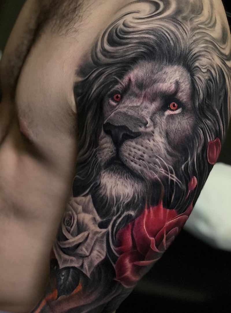 una persona con un tatuaje de león una persona con un tatuaje de león