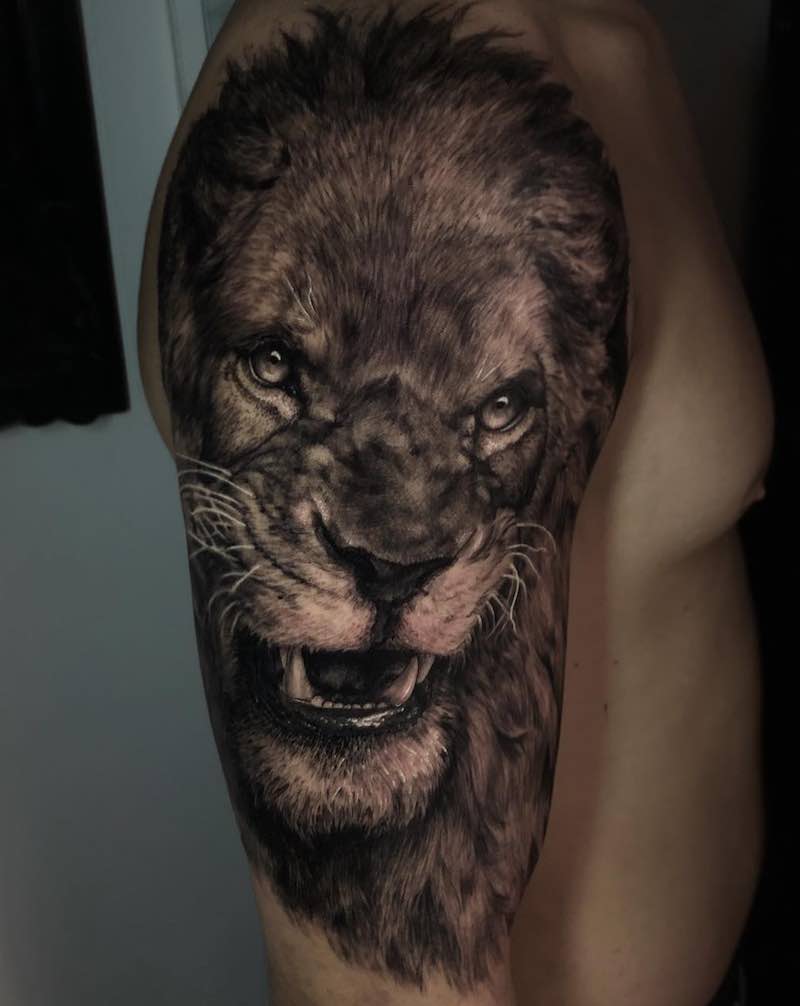 Increible tatuaje de león Increible tatuaje de león