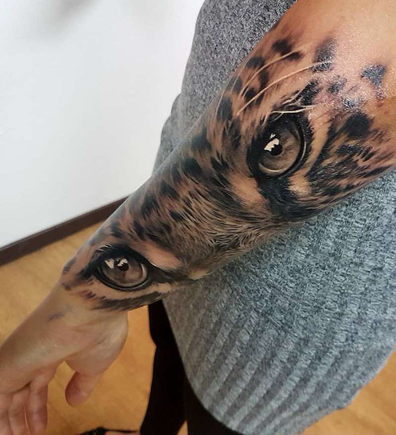 Mujer con tatuaje de jaguar Mujer con tatuaje de jaguar
