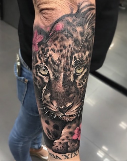 una persona con un tatuaje de jaguar una persona con un tatuaje de jaguar
