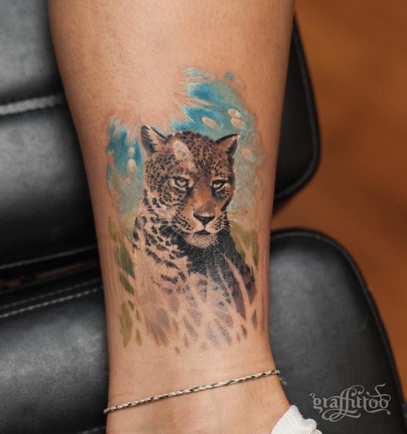 Una mujer con un tatuaje de jaguar Una mujer con un tatuaje de jaguar