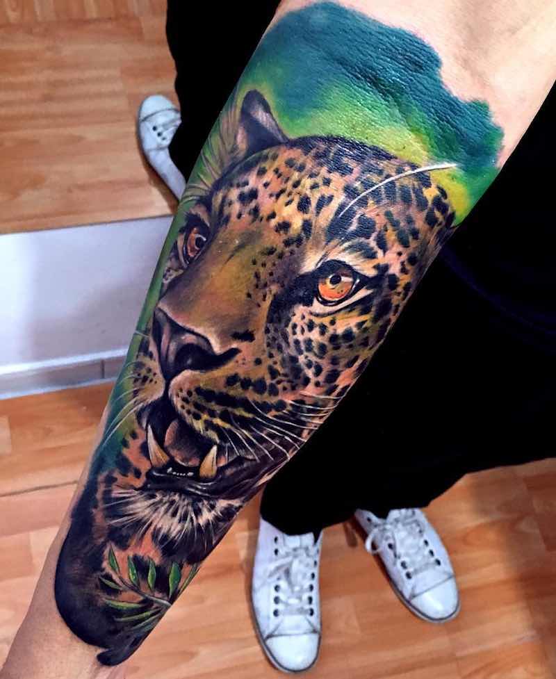 una persona con un tatuaje de jaguar una persona con un tatuaje de jaguar