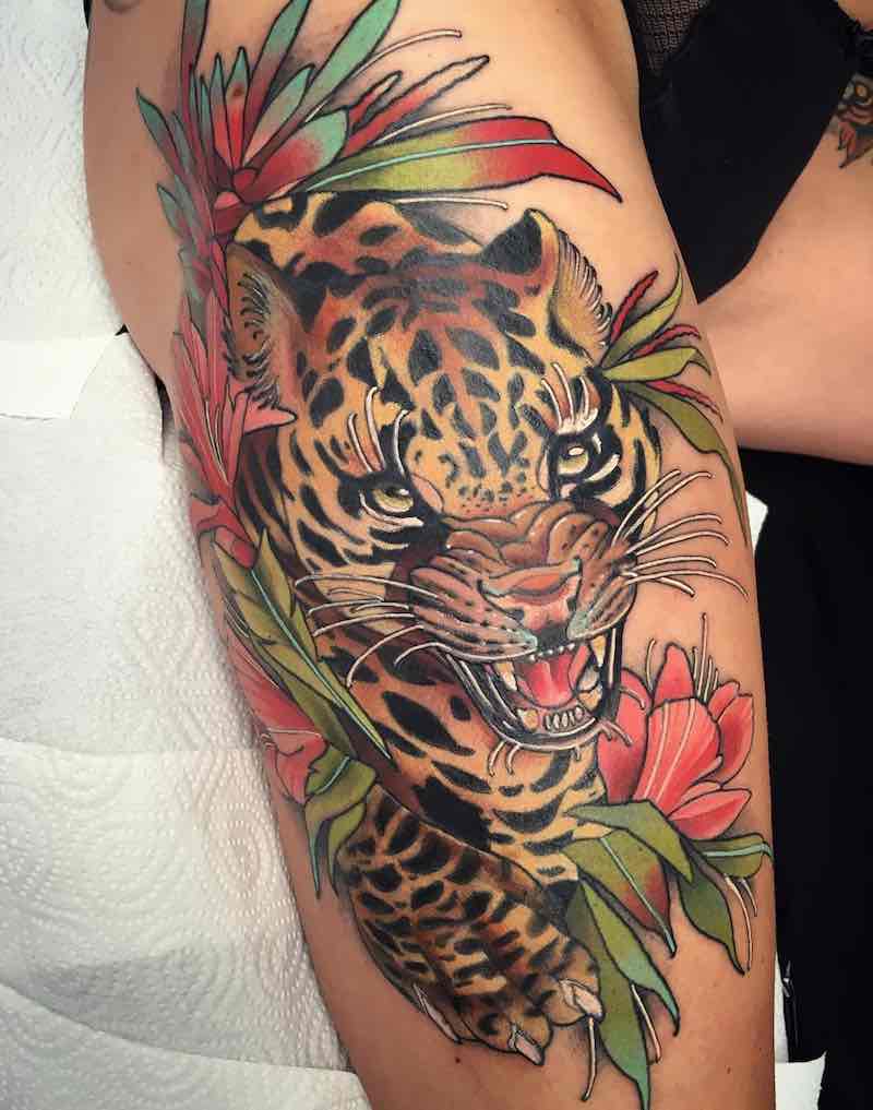 Un tatuaje de jaguar moderno e interesante Un tatuaje de jaguar moderno e interesante