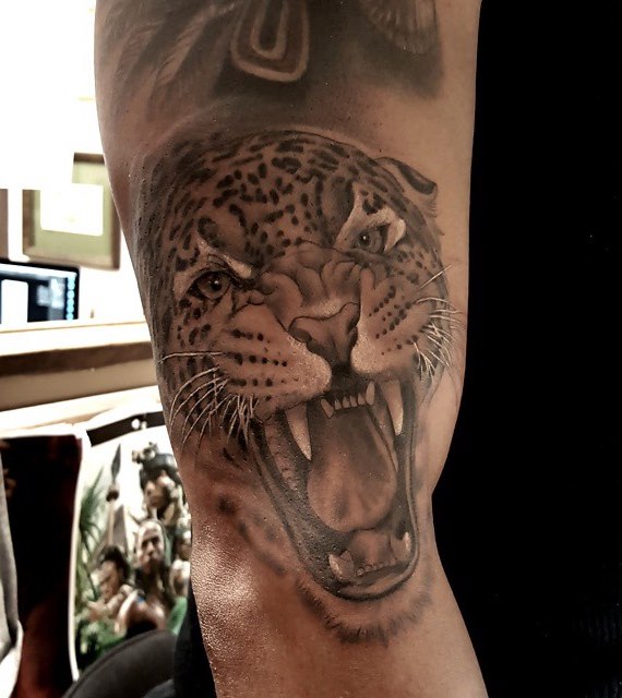 Un tatuaje de jaguar muy interesante Un tatuaje de jaguar muy interesante