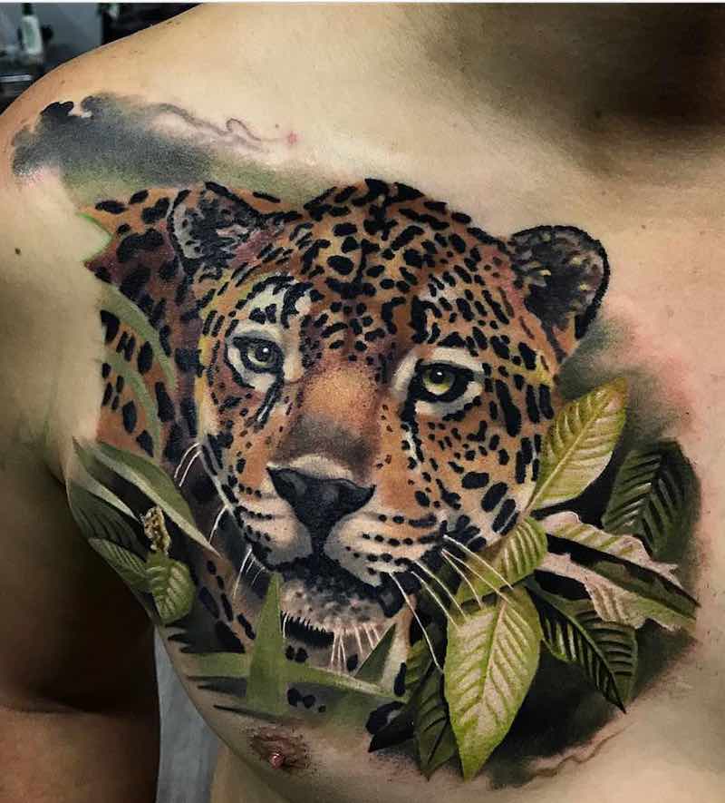 Persona con un tatuaje de jaguar Persona con un tatuaje de jaguar