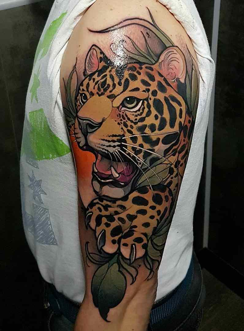 Hombre con tatuaje de jaguar Hombre con tatuaje de jaguar