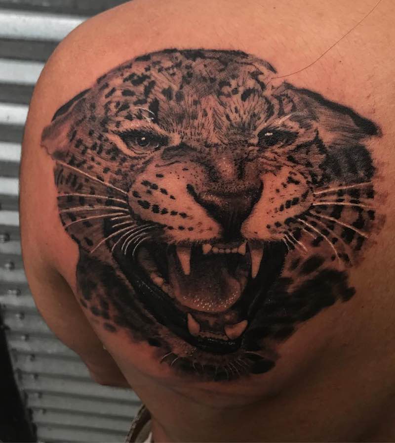 Mujer con un tatuaje de jaguar Mujer con un tatuaje de jaguar