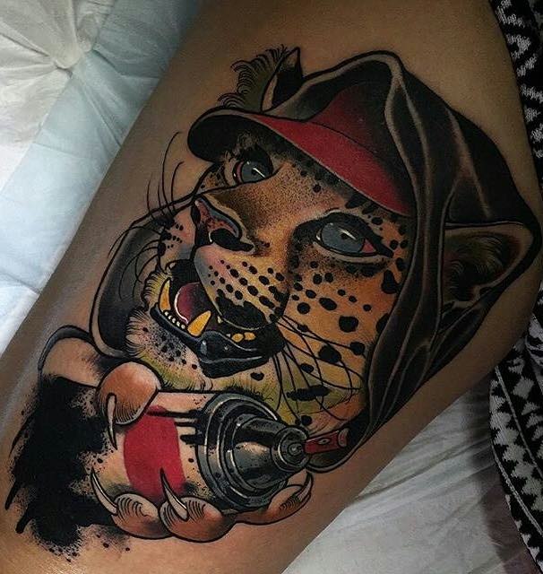 Un hombre con un tatuaje de jaguar Un hombre con un tatuaje de jaguar