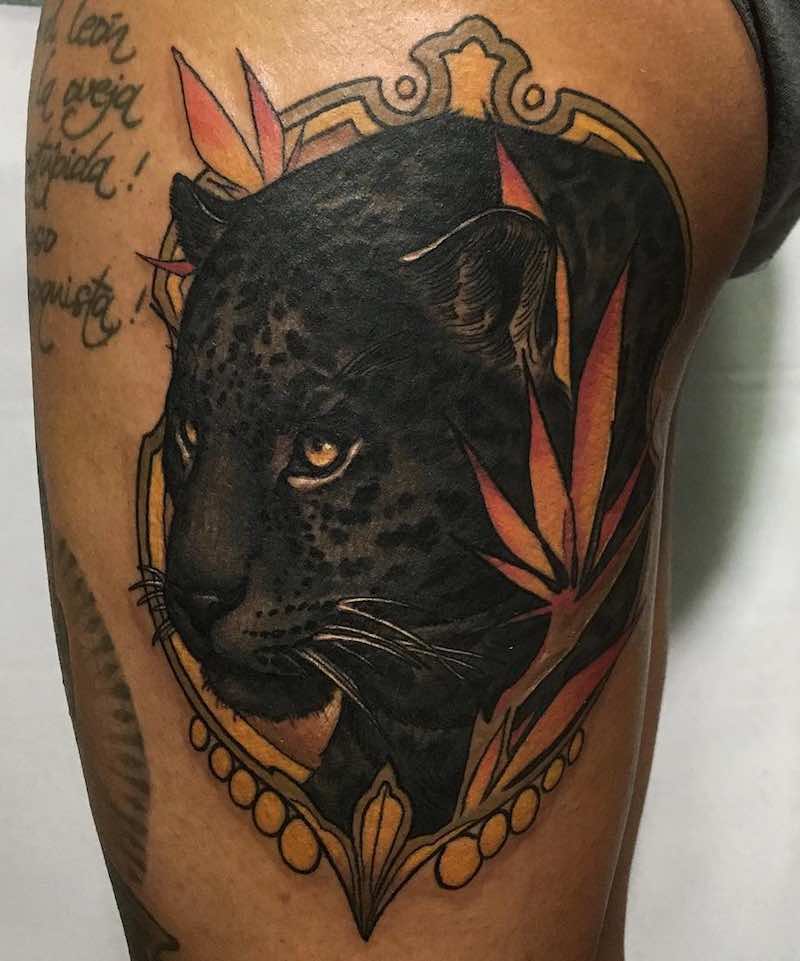Un hombre con un tatuaje de jaguar Un hombre con un tatuaje de jaguar
