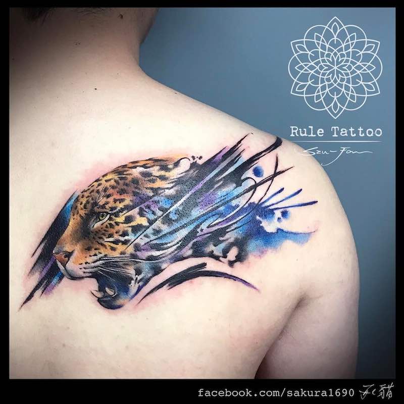 Un tatuaje de jaguar actual Un tatuaje de jaguar actual