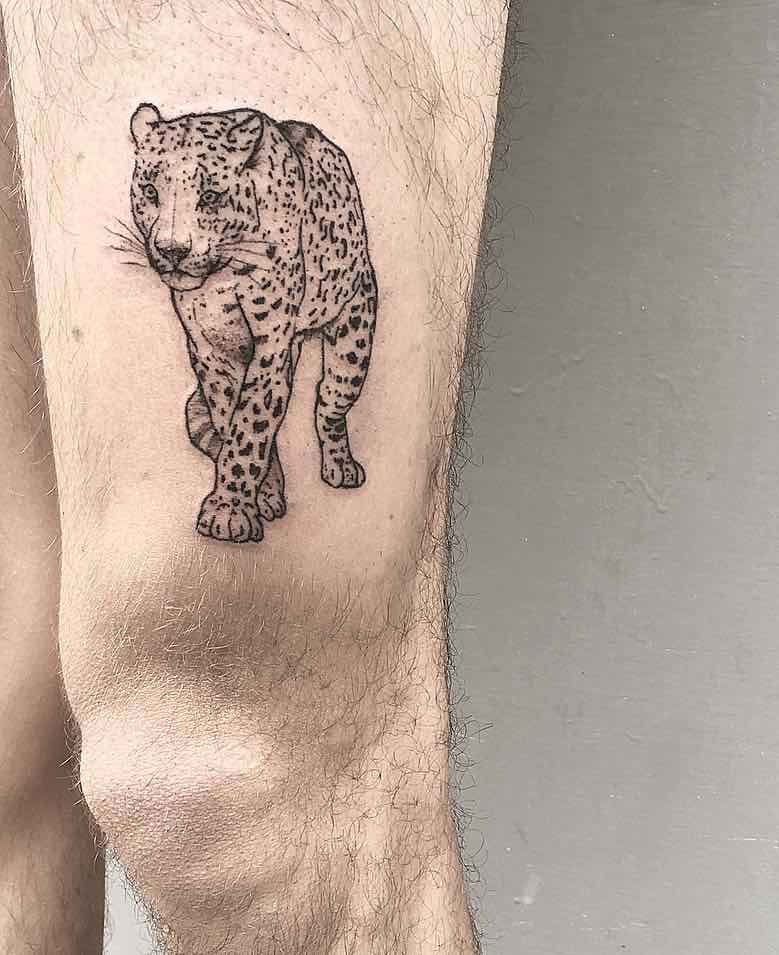 Un tatuaje de jaguar actual Un tatuaje de jaguar actual