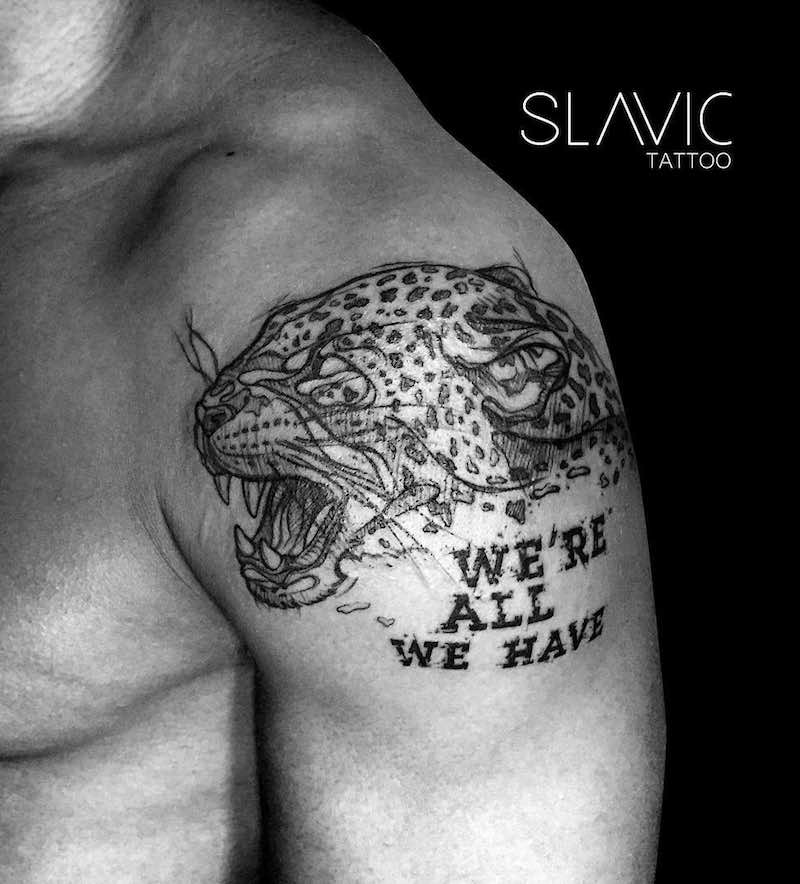 Un tatuaje de jaguar actual Un tatuaje de jaguar actual