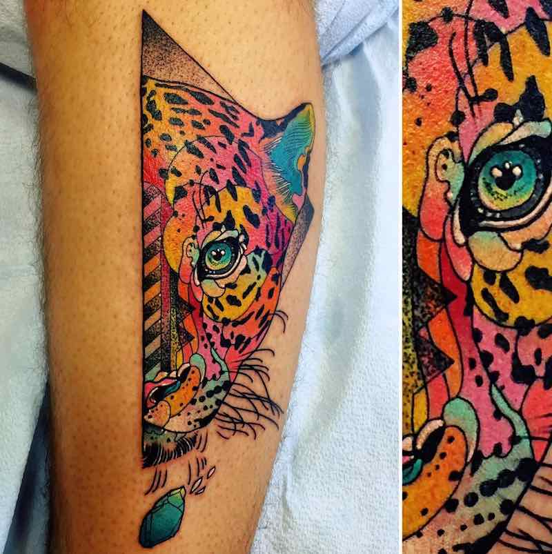 Un hombre con un tatuaje de jaguar Un hombre con un tatuaje de jaguar