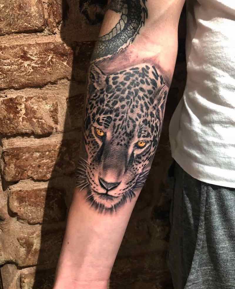 Un tatuaje de jaguar moderno Un tatuaje de jaguar moderno