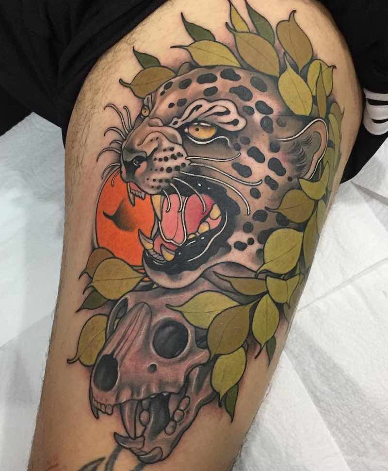 Una mujer con un tatuaje de jaguar Una mujer con un tatuaje de jaguar