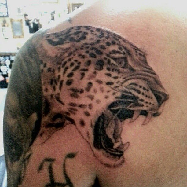 Un tatuaje de jaguar muy interesante Un tatuaje de jaguar muy interesante