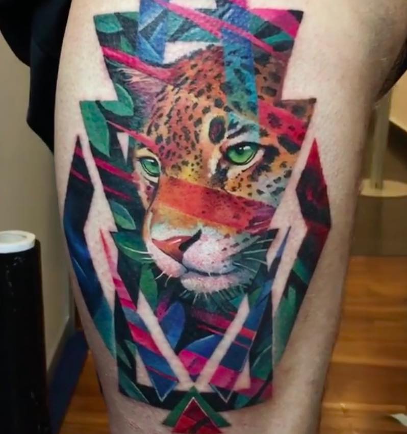 Un tatuaje de jaguar moderno e interesante Un tatuaje de jaguar moderno e interesante