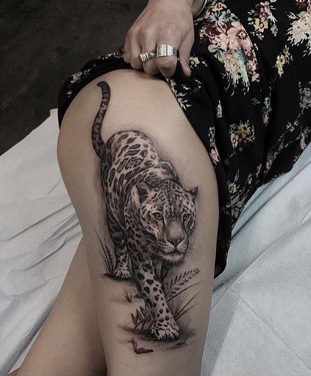 una persona con un tatuaje de jaguar una persona con un tatuaje de jaguar
