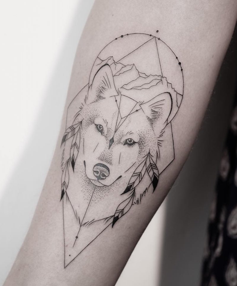 Mujer con tatuaje de lobo Mujer con tatuaje de lobo